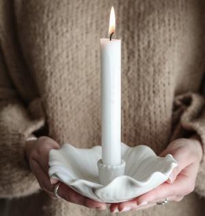 *FÖRBOKAS* Ljusstake Blomstra, vit - Majas lyktor/ Barncancerfonden
